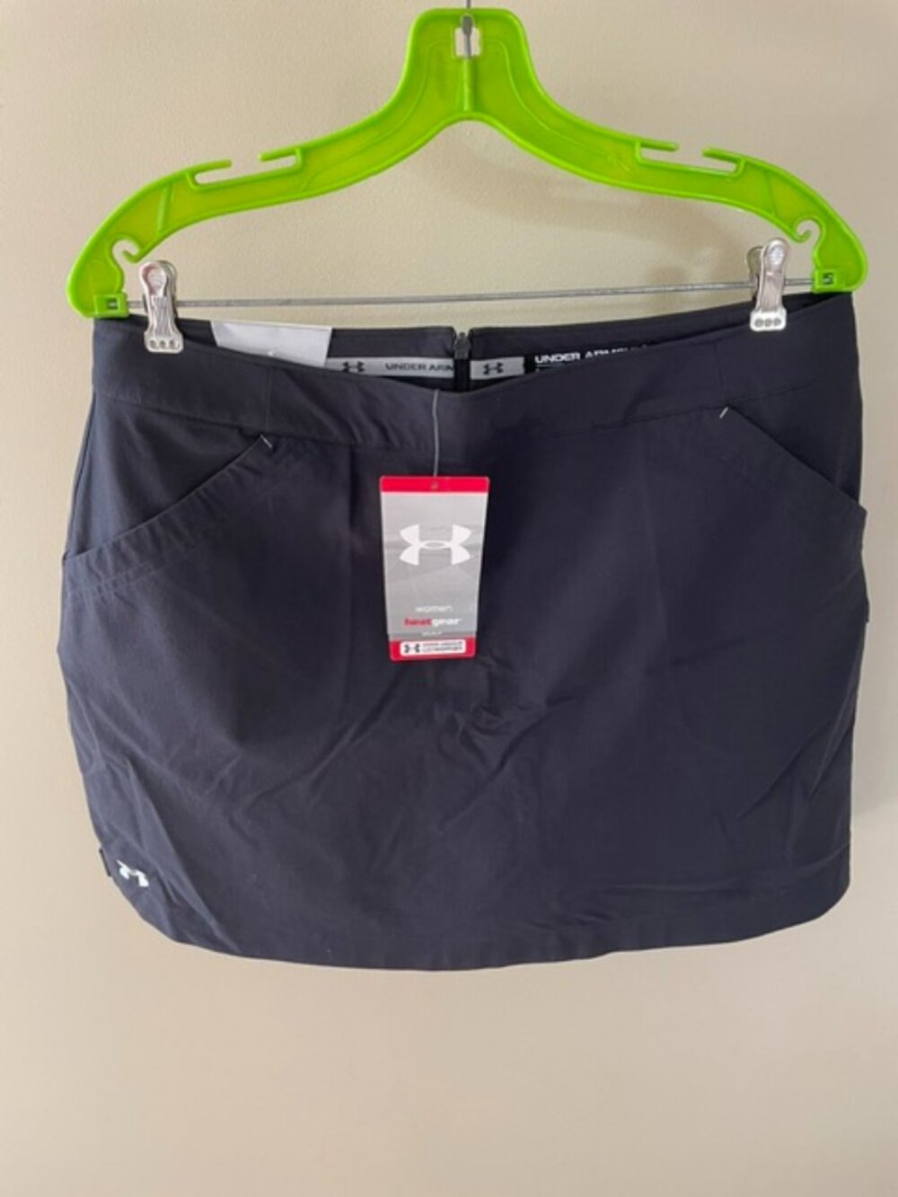 Women's Under Armour Golf/tennis Skort in black. NWT in size 10. 15 inch length